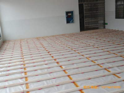 ���Ϻ��(y��ng)�Fһ���\(y��n)��(d��ng)�^�w��ľ�ذ���b����